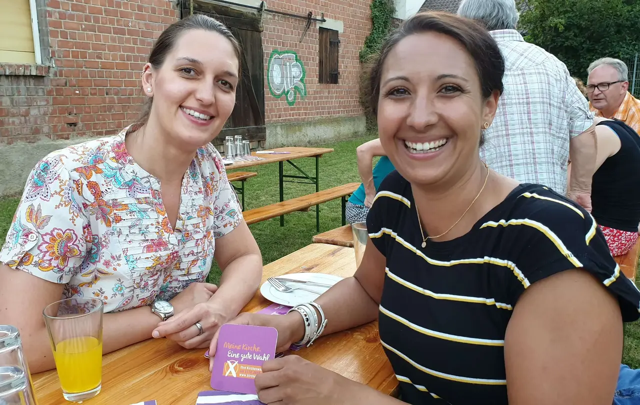 Sie bewerben sich bei der Wahl am 1. Dezember und waren beim „Platztest" dabei: Svenja Großhans (l.) und Heike Ecker. Mit jeweils 32 Jahren sind sie künftig die voraussichtlich jüngsten Mitglieder  im Meimsheimer Kirchengemeinderat - vorausgesetzt, es bewirbt sich kein(e) noch jüngere(r): Wählbar sind alle Gemeindeglieder ab 18, wahlberechtigt ab 14 Jahren.